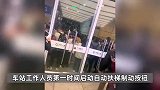 杭州南站大批客流拥挤有人破门自救？官方致歉：一旅客不慎摔倒，工作不到位