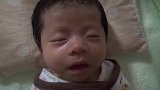 妈妈把宝宝裹起来睡觉，一觉睡到天亮也并非难事！