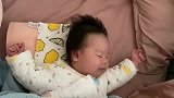 二胎小宝已两个月未睡整夜觉，一觉起来摇头晃脑，表情可爱极了！