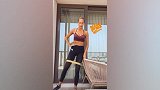 瓦尔加与佩莱甜蜜日常！PK网球+翘臀健身教学