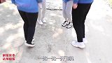 洋洋从门缝爬回家拿零食，却被卡在门缝里，小朋友不能学习他哦