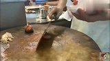 烧腊店，薄切红肠，斩烧鸭髀，厚斩叉烧