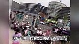 苏州小伙跳楼，67岁过路男子发表怂恿言论“不跳不是人”，已被行拘