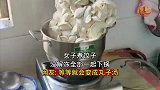 女子煮饺子，没解冻全部一起下锅