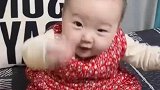 外婆为孩子做小棉袄，一针一线都是满满的爱