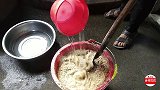 尴尬！猪肉上涨了，农村小伙养猪不喂饲料能行吗？