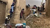 众人雪中梯子上“接力传泥”建房 网友：谁说烂泥扶不上墙