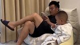 妈妈以为儿子会翘二郎腿了，结果发现是爸爸把睡衣穿反了