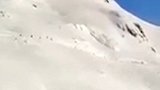 游客拍下雪崩瞬间 滑雪者与雪崩赛跑 目击者大声惊呼
