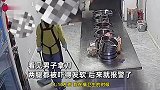 路人深夜无视店主拿刀出门，店主：最后报警了，应该是家庭矛盾