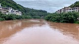农村夏天暴雨过后，山体出现不同程度滑坡，农民都在抢收稻谷