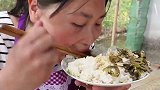 胖妹嘴馋吃鱼香肉丝，论吃相我只服胖妹，看完又要点外卖了