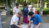 开心山村：看哥俩吹牛比工资