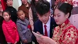 新娘子出手好大方，婚礼上就给新郎发零花钱，一次给了二十年的！