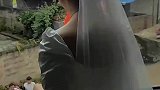 女儿嫁到了对面楼，彩旗连着两家