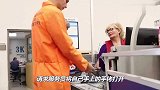 国外街头爆笑恶搞！小伙假扮“逃犯”出逃竟遇到警察，太尴尬了！
