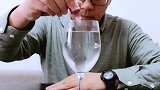 科学趣味小魔术，可以在一杯水中控制色素扩散的范围