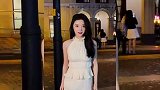 美女的身材十分匀称，看入迷了