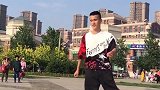 小哥哥广场上跳曳步舞，看一遍就爱上了这舞姿