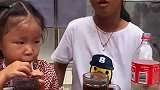 七彩童年：姐姐带着妹妹喝可乐了
