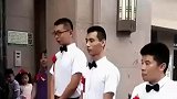 省下结婚烟花钱，伴郎的艰辛