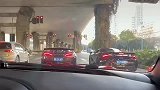 被一群超跑包围，我被卡在中间，感觉压力很大！