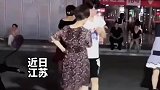 男孩陪妈妈跳广场舞，场面温馨