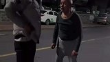 男子路上偶遇迷路老人，他脱下了衣服为老人披上还报了警