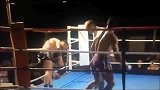 格斗-15年-小个子拳手一招打翻壮汉 超暴力鞭腿3秒KO-新闻