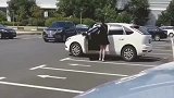 女司机停车位神操作，要不是拍下谁信！