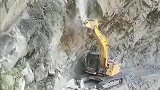 遥控挖掘机凿石头，太智能了