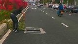 路面井盖丢失，小伙子的一个举动给一个家庭带来幸福