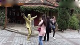小姐姐路边要找铜人合照，谁料铜人竟动了起来，吓坏了小姐姐！