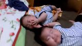 好有趣的双胞胎宝宝！这一身肉肉太养眼了,好想抱抱他们