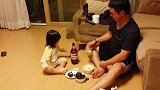 女儿陪爸爸喝酒，爸爸刚喝完立马给满上，爸爸醉的瞬间想戒酒了