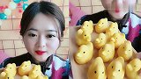 美女直播吃小黄鸭巧克力，看着真过瘾，网友：向往的生活