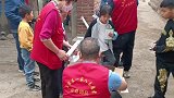 点亮一盏灯，温暖一村人，一家人志愿者为赞皇这个小山村装了太阳能路灯！志愿者