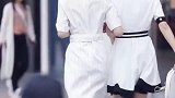 街拍两位大长腿美女笑得好开心，看的我是小鹿乱撞！