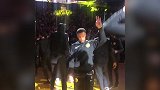 勇士集体热舞嗨翻全场 库里舞姿清奇狂扭臀引发尖叫