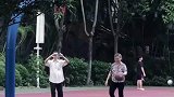 奶奶投篮，爷爷在后面录像
