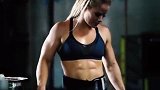 颜值身材养眼！健身女郎疯狂特训 这八块腹肌你羡慕吗