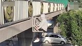 北京一女子跳桥自杀，民警突然翻越护栏死死抓住