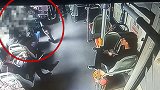外籍小伙坐过站强行下车 遭拒后摔瓶子拉车门大怒跳窗