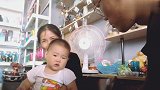 爸爸和宝宝讲道理，一言不合却动起了手，看把小家伙委屈的