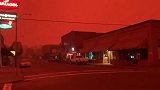 俄勒冈州山火肆虐 正午天空暗红如末日降临 州长已启用紧急法案
