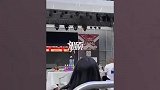 歌唱比赛海选现场舞台射灯突着火冒烟，女选手仍淡定深情演唱