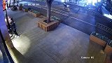 酒壮人胆，监控拍下大哥酒后强吻，这巴掌挨的快引起斗殴