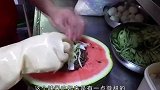 夏日的冰凉解暑绝配，冰镇大冷面加冰镇大西瓜，一口下去透心凉