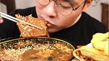 大哥今天吃牛排胡辣汤，这牛排看起来好诱人，这吃法我是服了