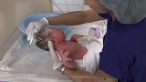 出生第一天的小宝宝，护士这样给他刷头，感觉又干净又舒服